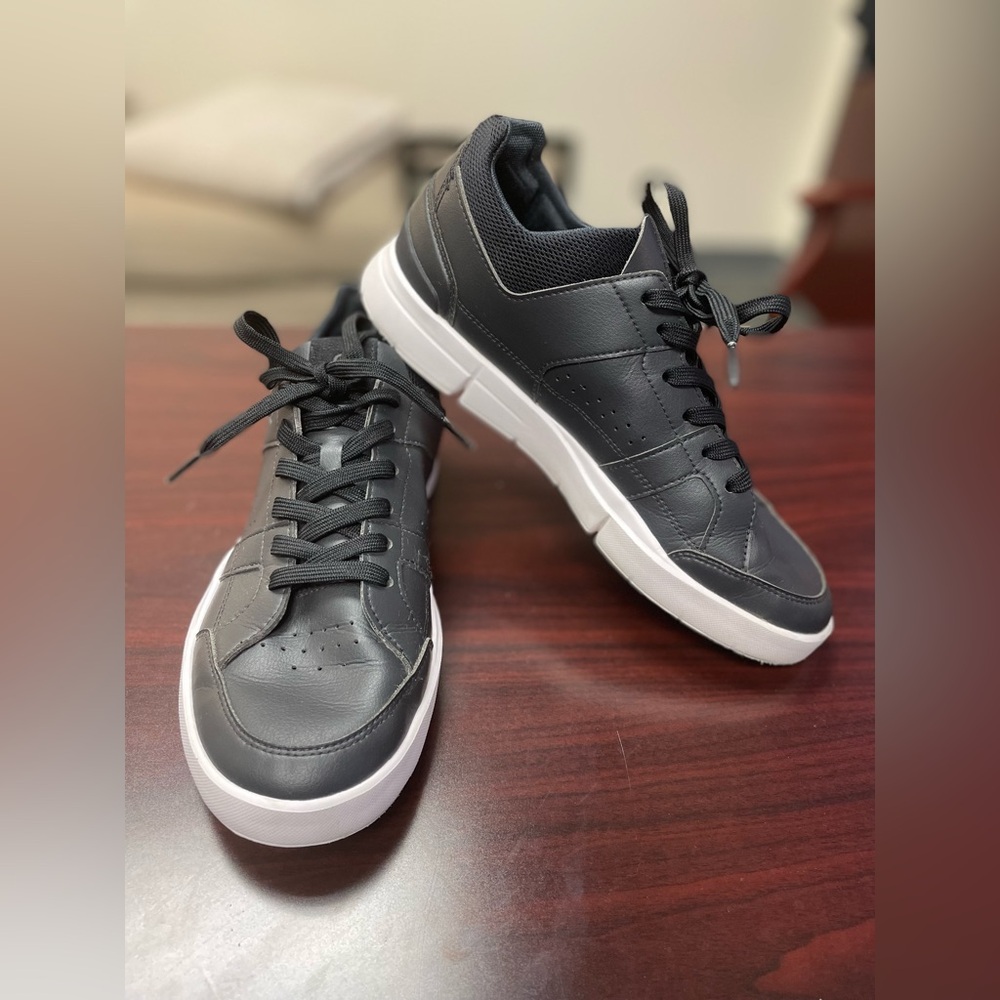 On Running The Roger Clubhouse Sneaker in All Black On Running - Women's - 9.5